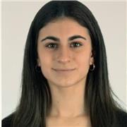 Estudiante da clases de diversas materias de primaria